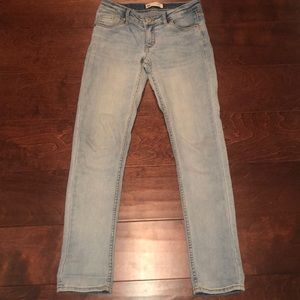 Light wash Levi’s skinny jeans!